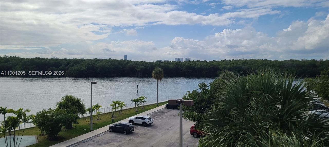 500 Bayview Dr, Unit 321, Sunny Isles Beach, FL 33160 Photo