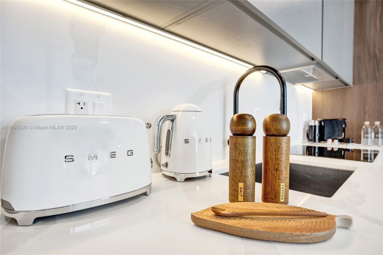 580 72nd, Unit 713, Miami Beach, FL 33141 Photo