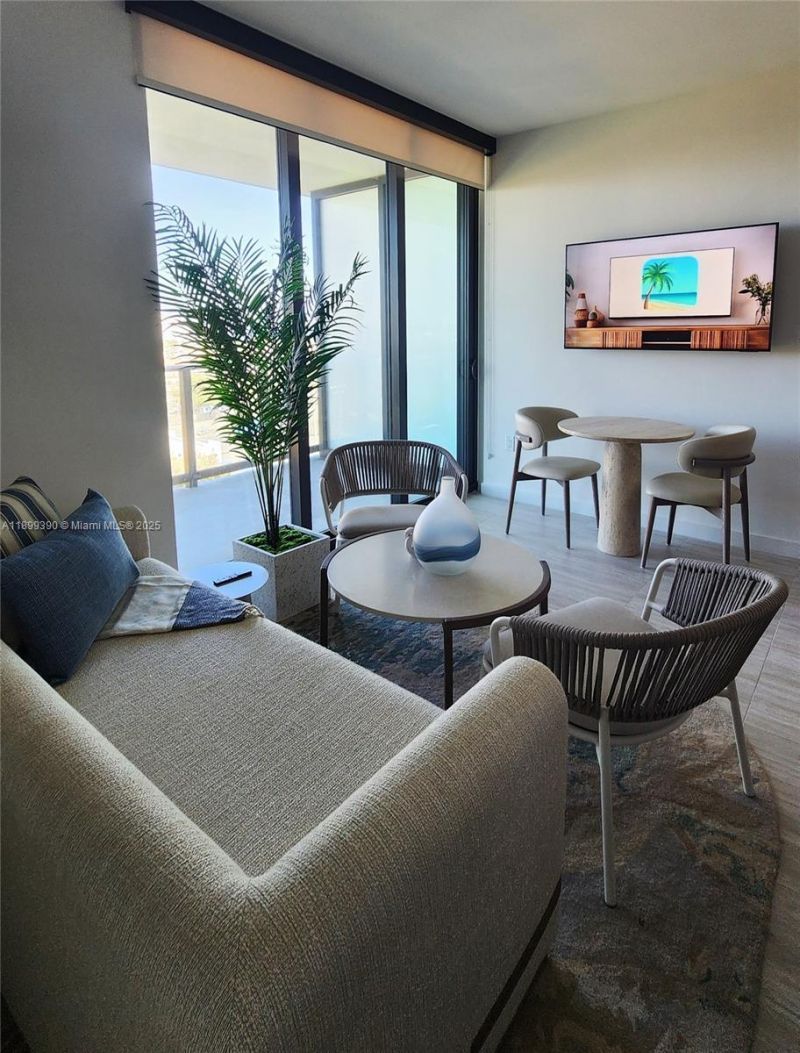 580 72nd, Unit 713, Miami Beach, FL 33141 Photo