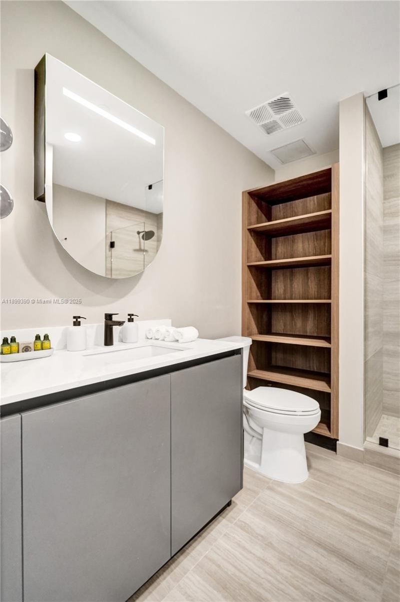 580 72nd, Unit 713, Miami Beach, FL 33141 Photo