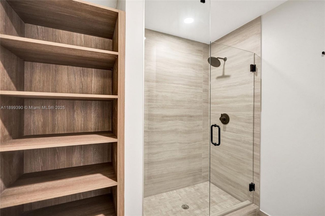 580 72nd, Unit 713, Miami Beach, FL 33141 Photo