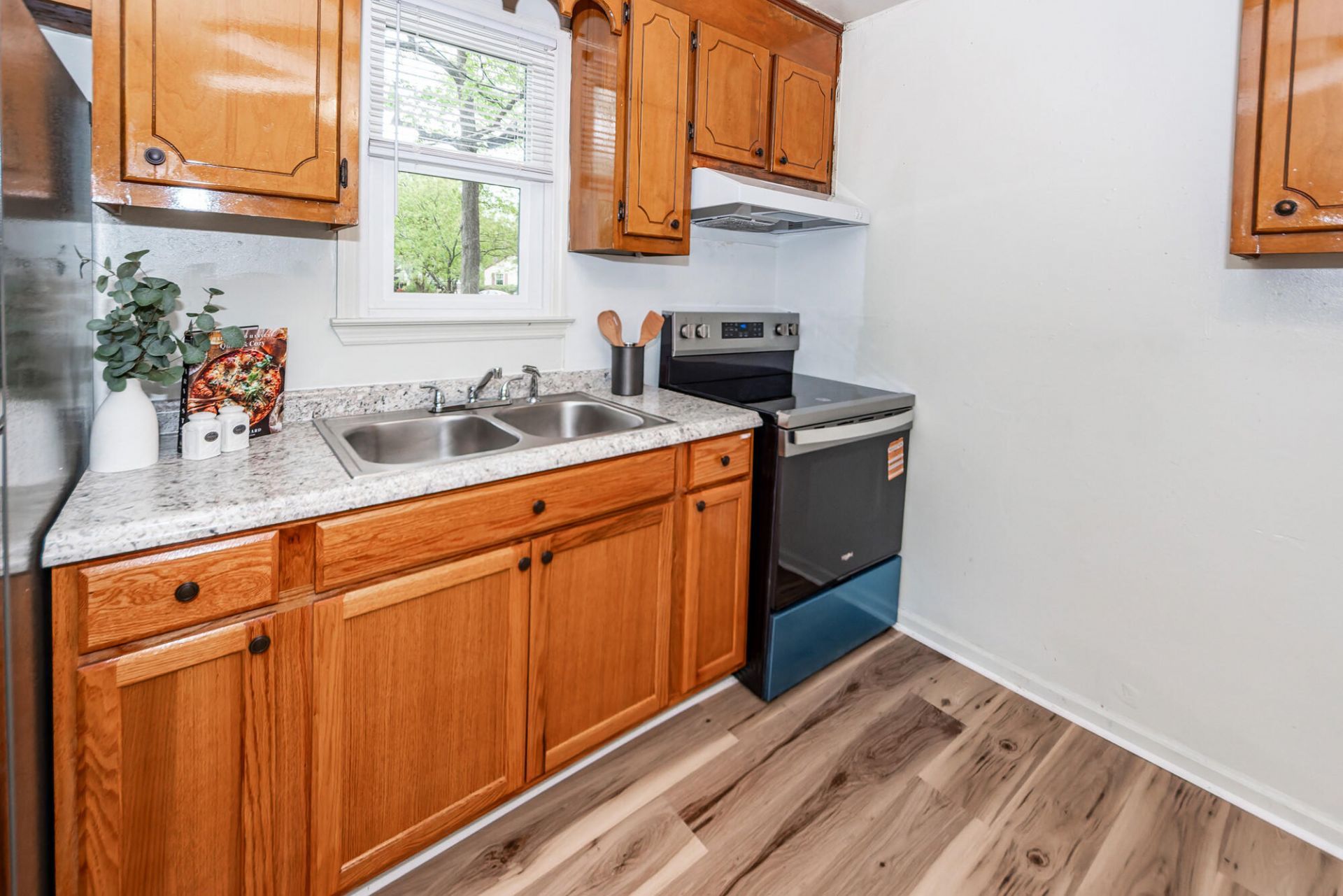 4728 Mixson Avenue Photo 10