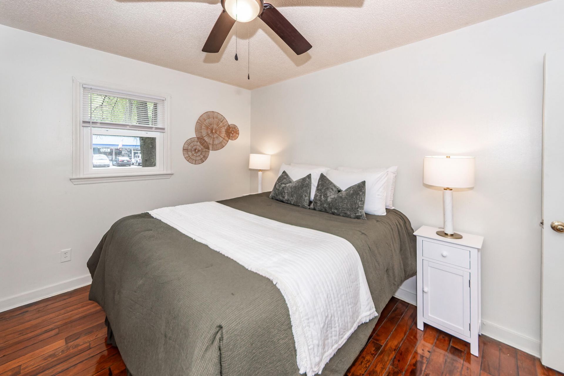 4728 Mixson Avenue Photo 13