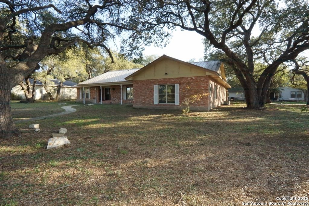 341 W Malone Dr, Devine, TX 78016 Main Photo