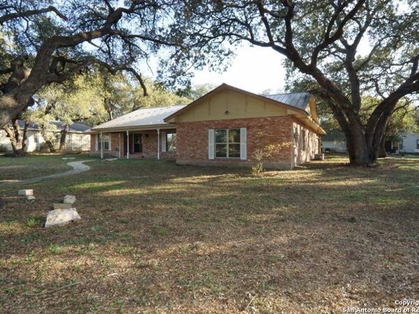 341 W Malone Dr, Devine, TX 78016