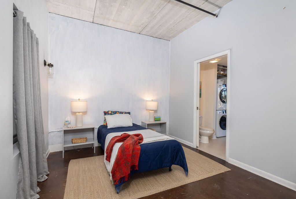 1 Cool Blow Street Photo 12