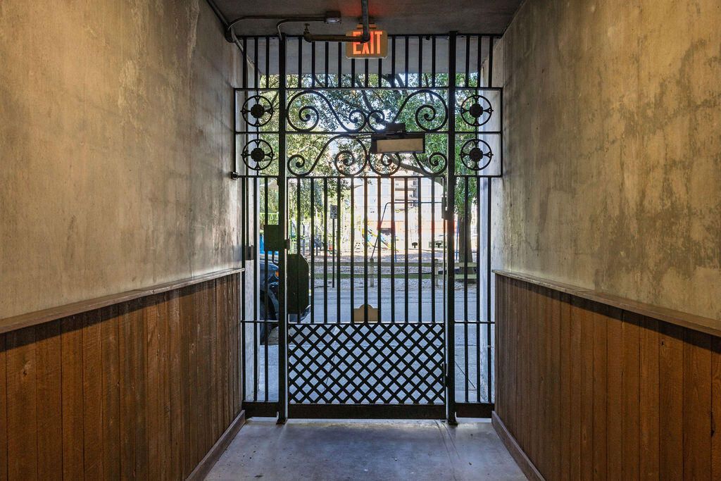 1 Cool Blow Street Photo 18