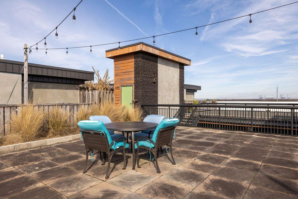 1 Cool Blow Street Photo 25