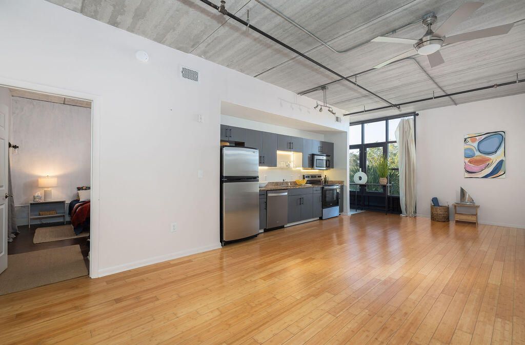 1 Cool Blow Street Photo 4