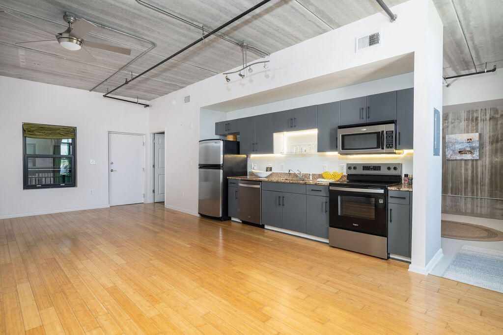 1 Cool Blow Street Photo 6