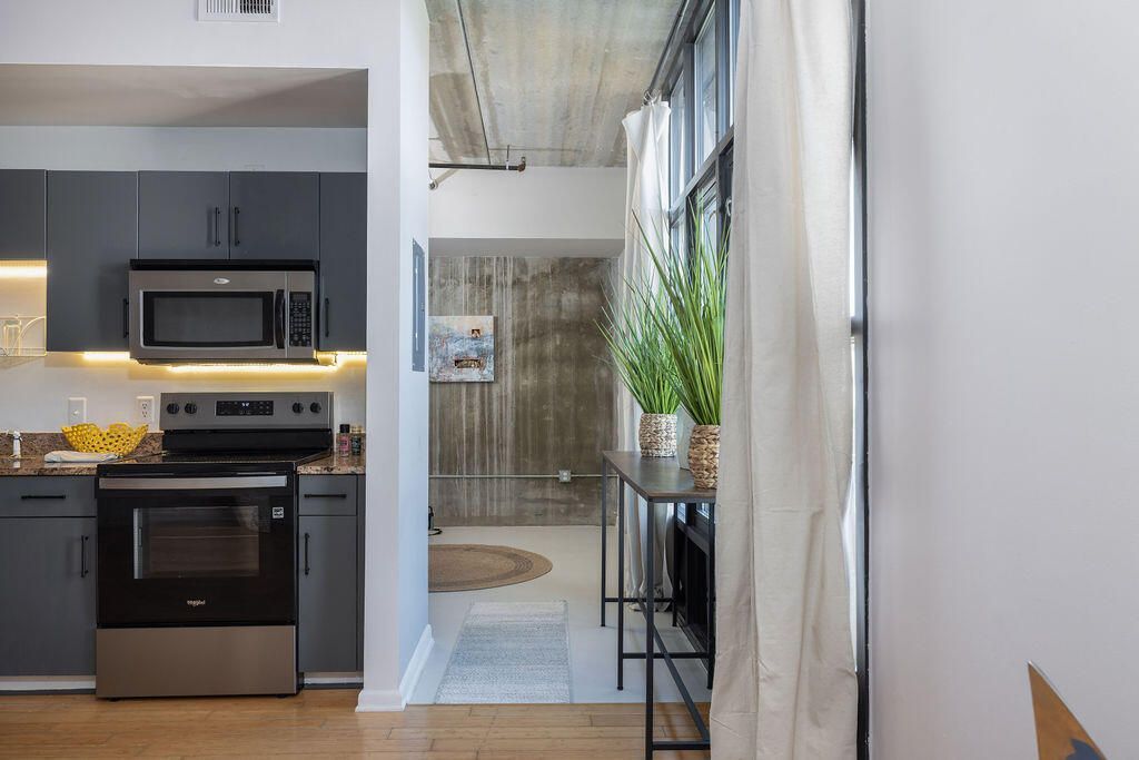 1 Cool Blow Street Photo 8