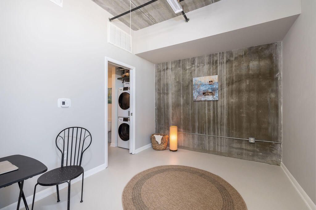 1 Cool Blow Street Photo 9