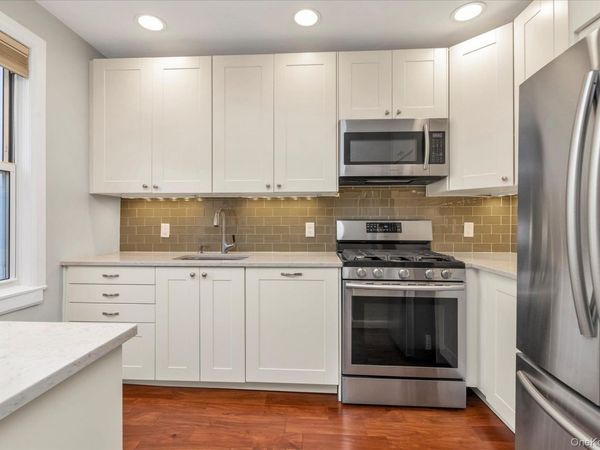 7 Edwards, Unit 2G, Roslyn Heights, NY 11577