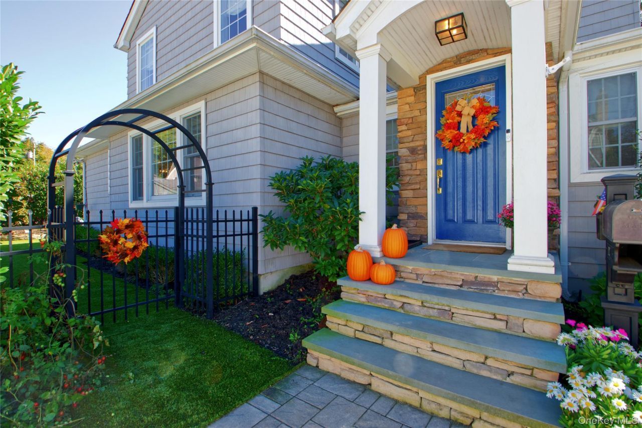 112 Bromleigh Road, Stewart Manor, NY 11530 Main Photo