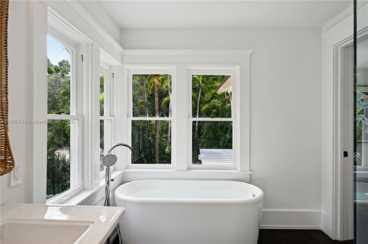 3701 Park Ave, Miami, FL 33133 Photo