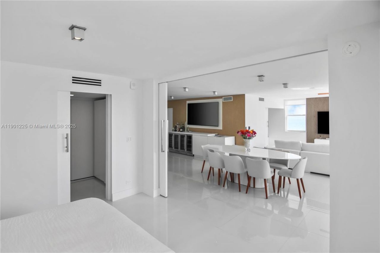 6039 Collins Ave, Unit 1402, Miami Beach, FL 33140 Photo