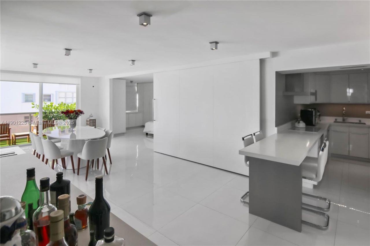 6039 Collins Ave, Unit 1402, Miami Beach, FL 33140 Photo