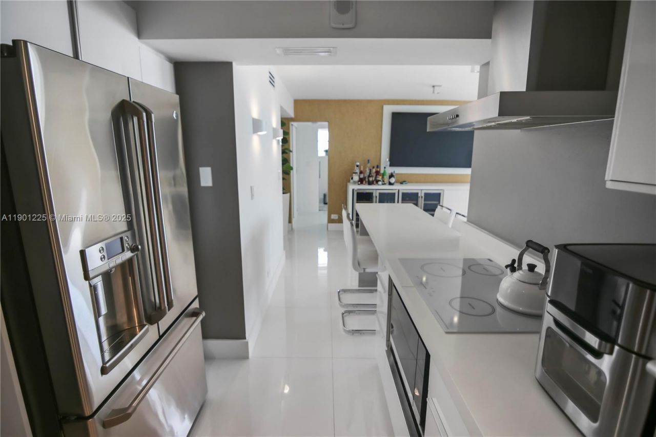 6039 Collins Ave, Unit 1402, Miami Beach, FL 33140 Photo