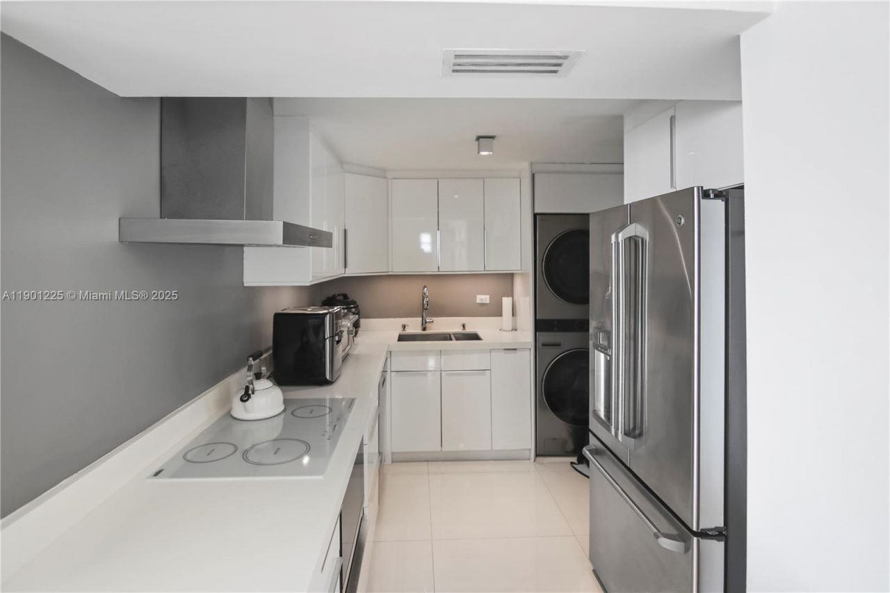 6039 Collins Ave, Unit 1402, Miami Beach, FL 33140 Photo