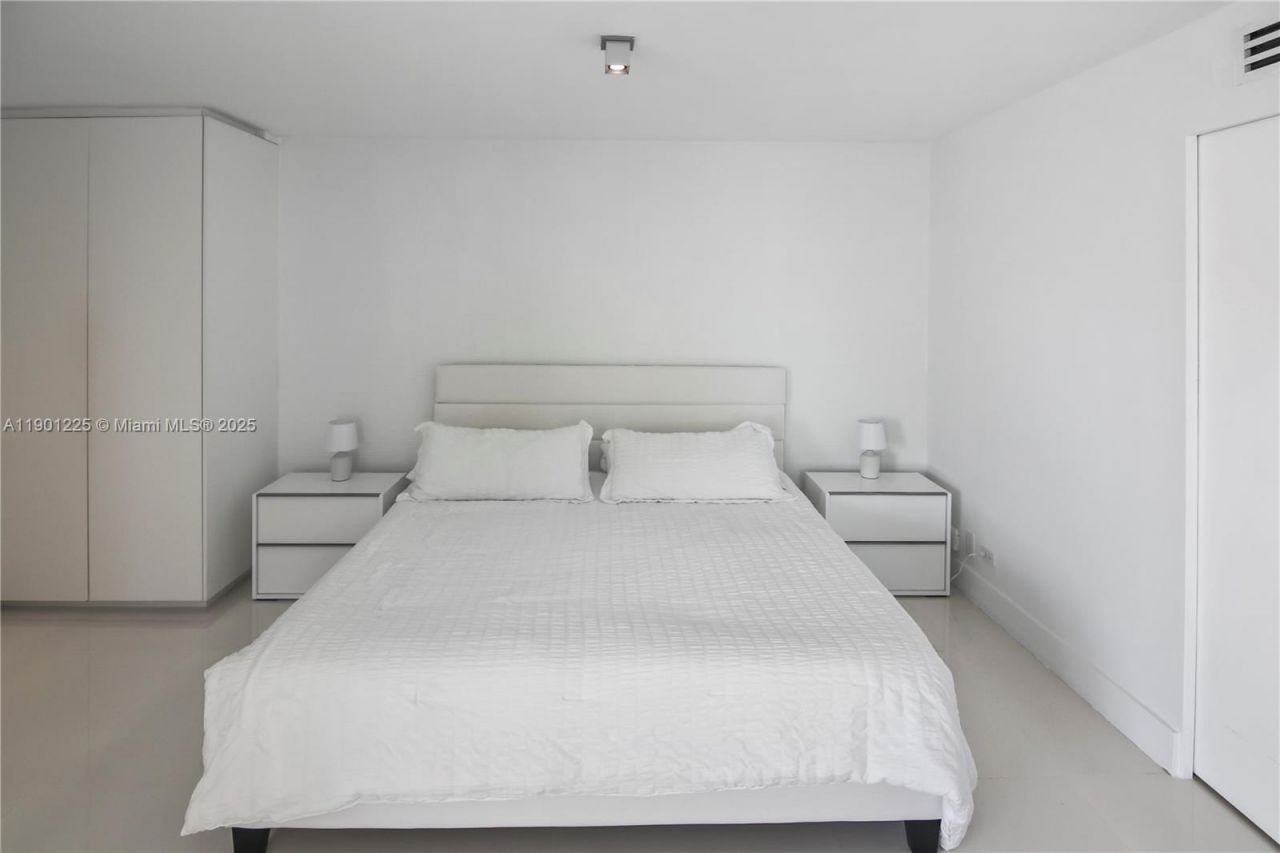 6039 Collins Ave, Unit 1402, Miami Beach, FL 33140 Photo
