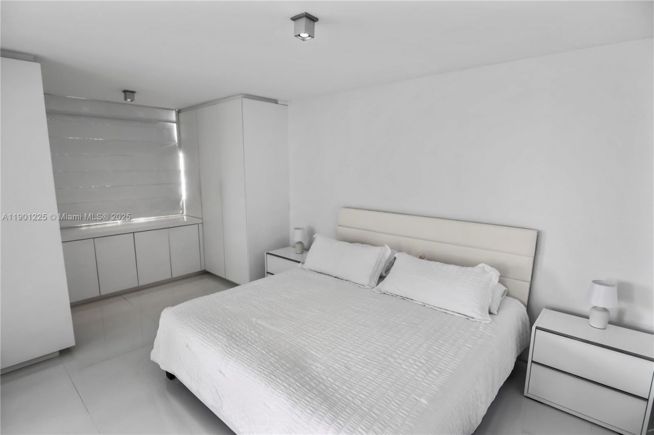 6039 Collins Ave, Unit 1402, Miami Beach, FL 33140 Photo