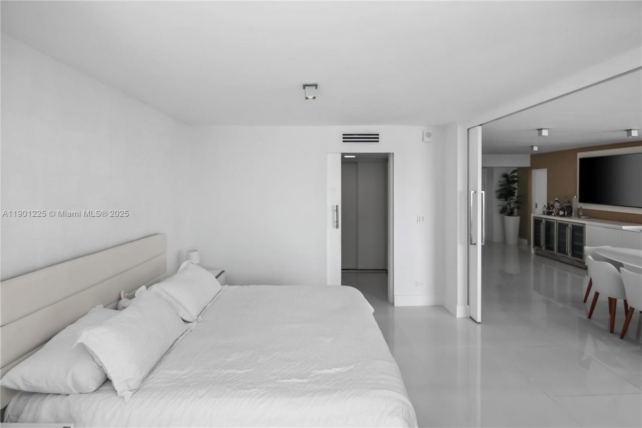 6039 Collins Ave, Unit 1402, Miami Beach, FL 33140 Photo