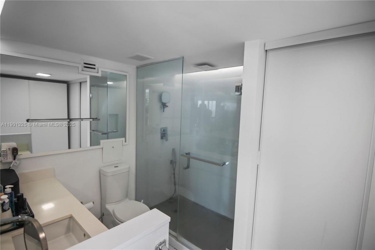 6039 Collins Ave, Unit 1402, Miami Beach, FL 33140 Photo