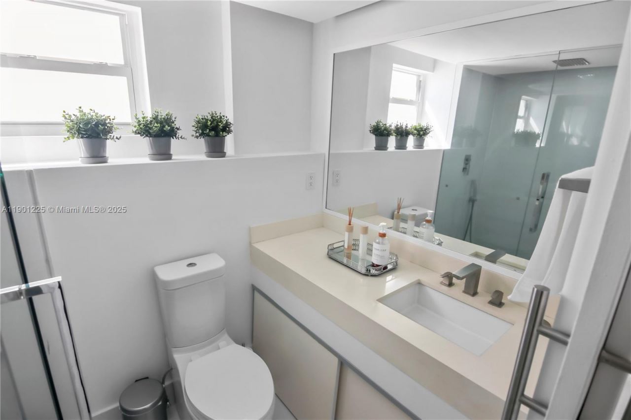 6039 Collins Ave, Unit 1402, Miami Beach, FL 33140 Photo