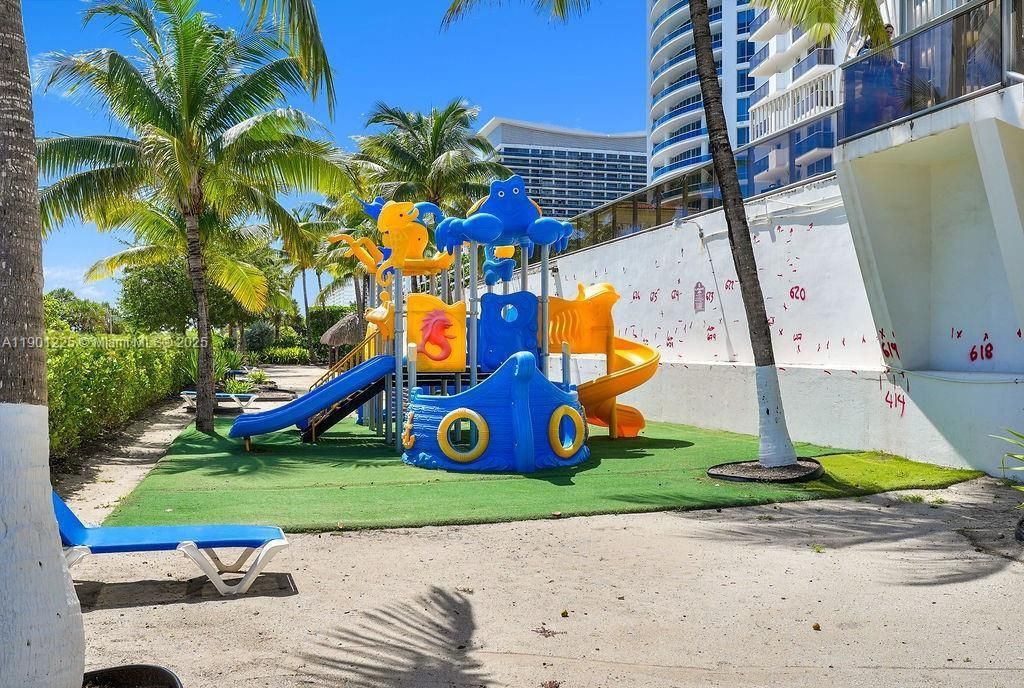 6039 Collins Ave, Unit 1402, Miami Beach, FL 33140 Photo