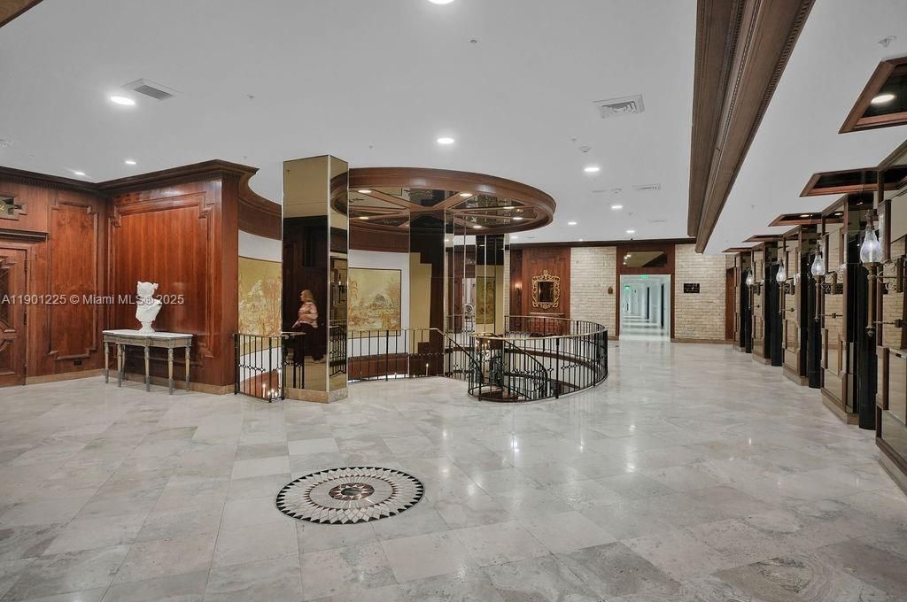 6039 Collins Ave, Unit 1402, Miami Beach, FL 33140 Photo