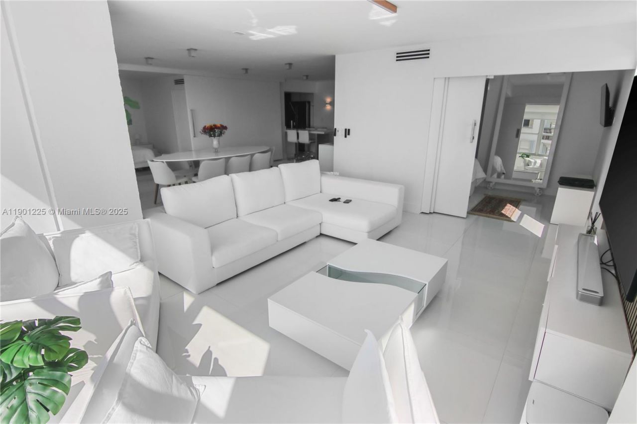 6039 Collins Ave, Unit 1402, Miami Beach, FL 33140 Photo