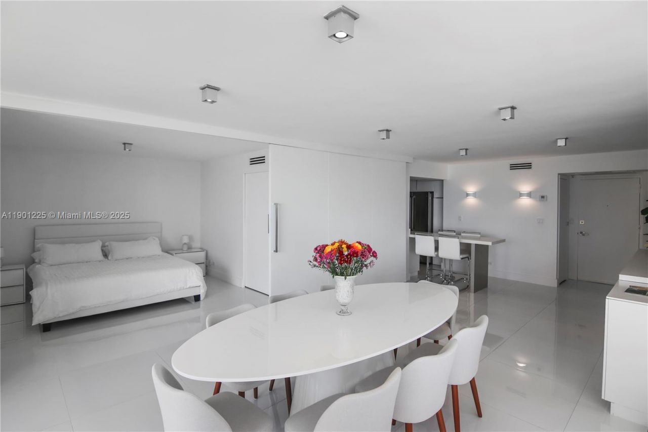 6039 Collins Ave, Unit 1402, Miami Beach, FL 33140 Photo