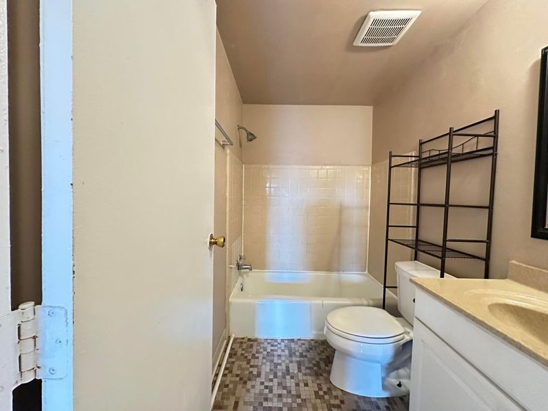 5726 Beechcroft Road, Unit J, Columbus, OH 43229 Photo 18