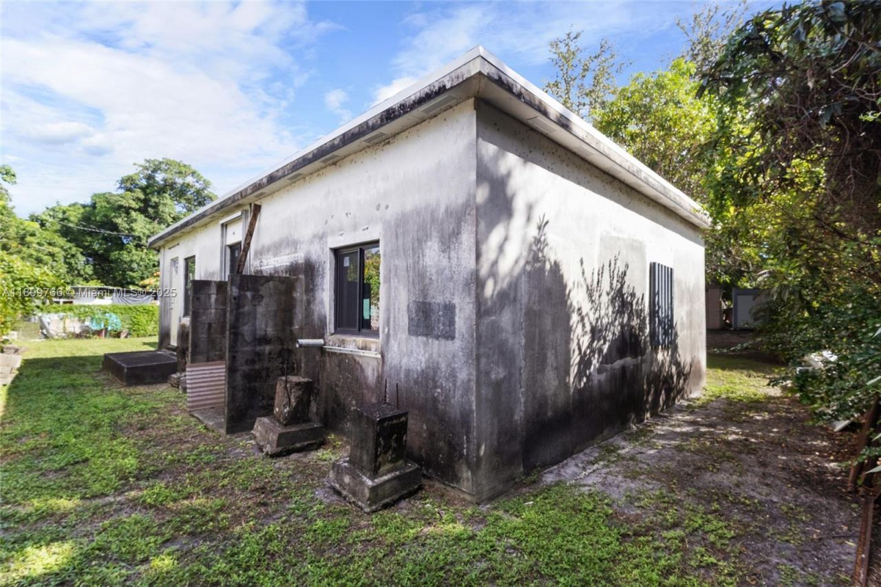 1045 NW 52nd St, Miami, FL 33127 Photo