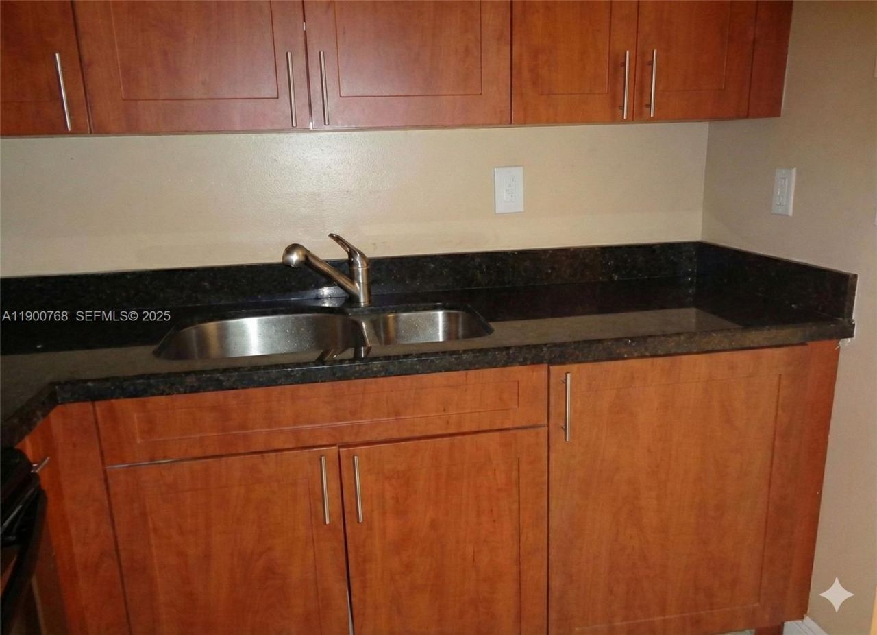 494 NW 165th St Rd, Unit C-602, Miami, FL 33169 Photo