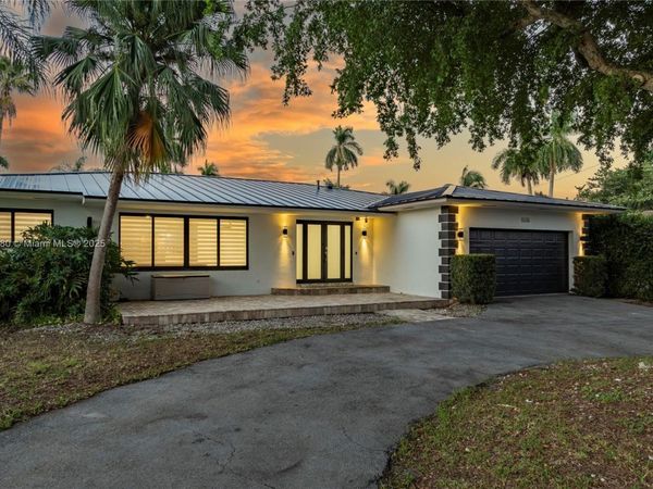 1141 N Northlake Dr, Hollywood, FL 33019