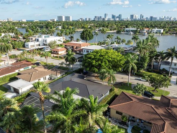 1141 N Northlake Dr, Hollywood, FL 33019