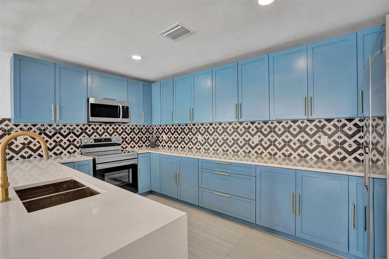 1141 N Northlake Dr, Hollywood, FL 33019 Photo