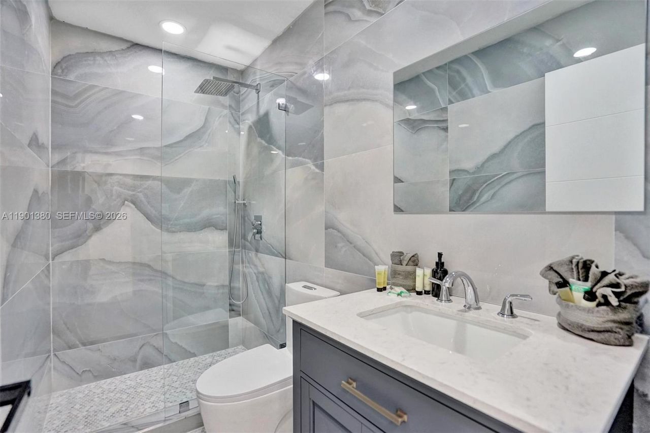 1141 N Northlake Dr, Hollywood, FL 33019 Photo