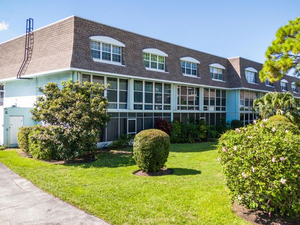 1901 Indian River Boulevard, Unit E105, Vero Beach, FL 32960