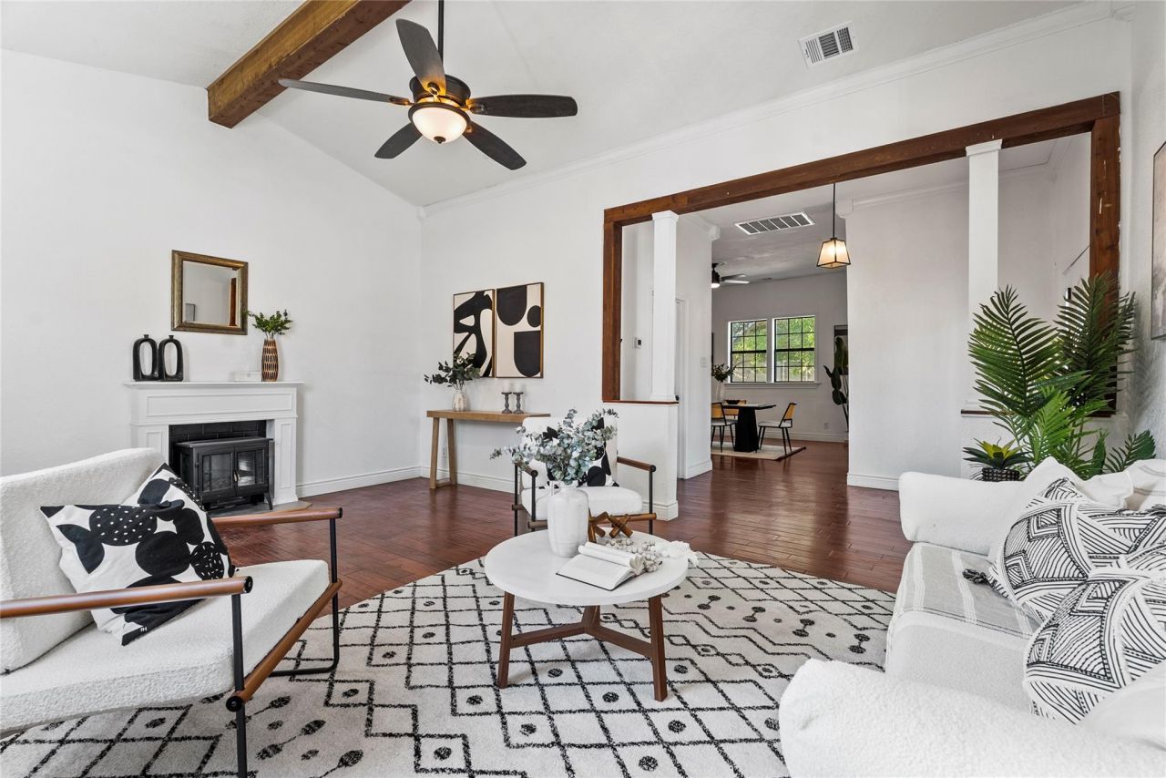 1011 Porter St, Taylor, TX 76574 Main Photo