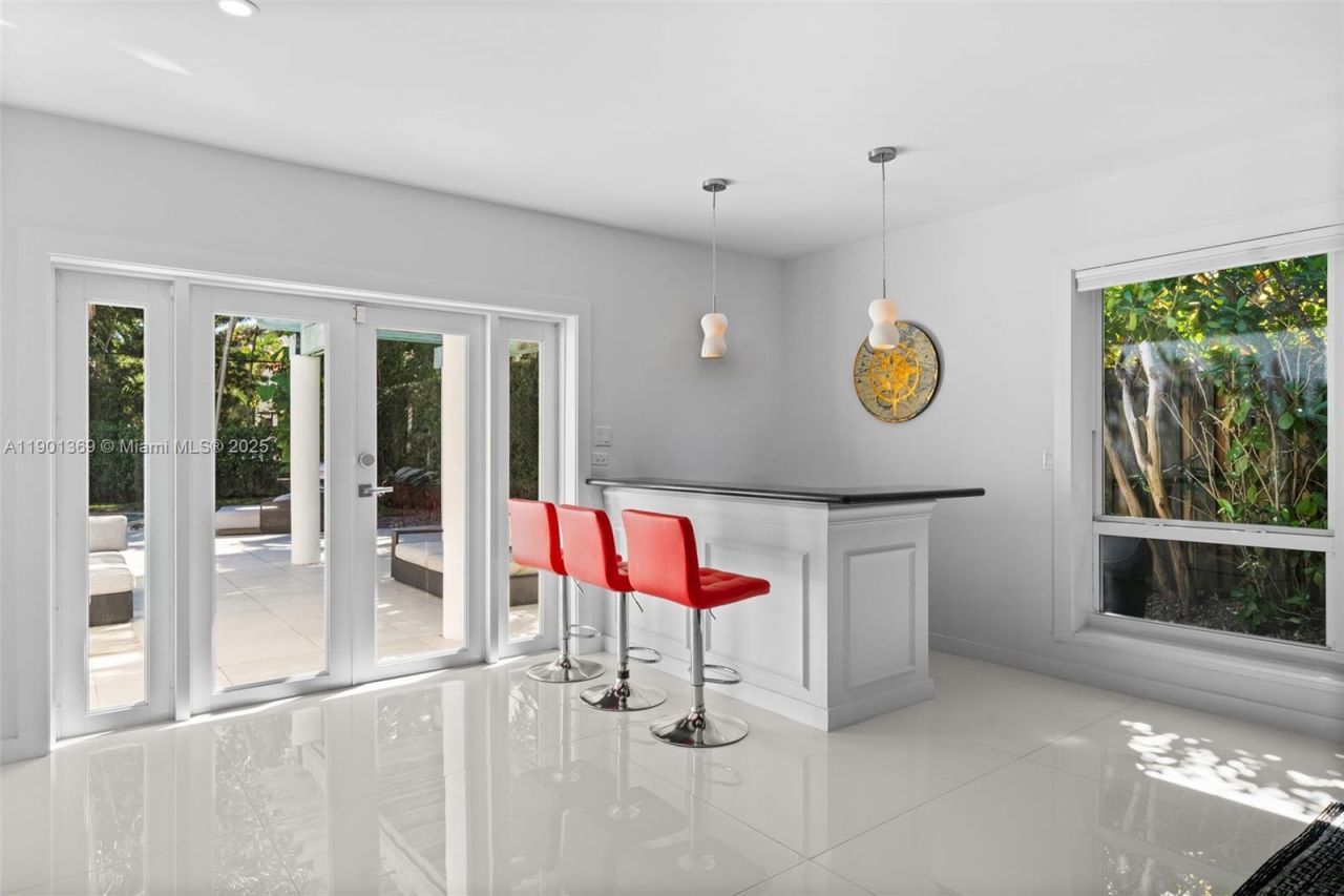 5055 N Bay Rd, Miami Beach, FL 33140 Photo