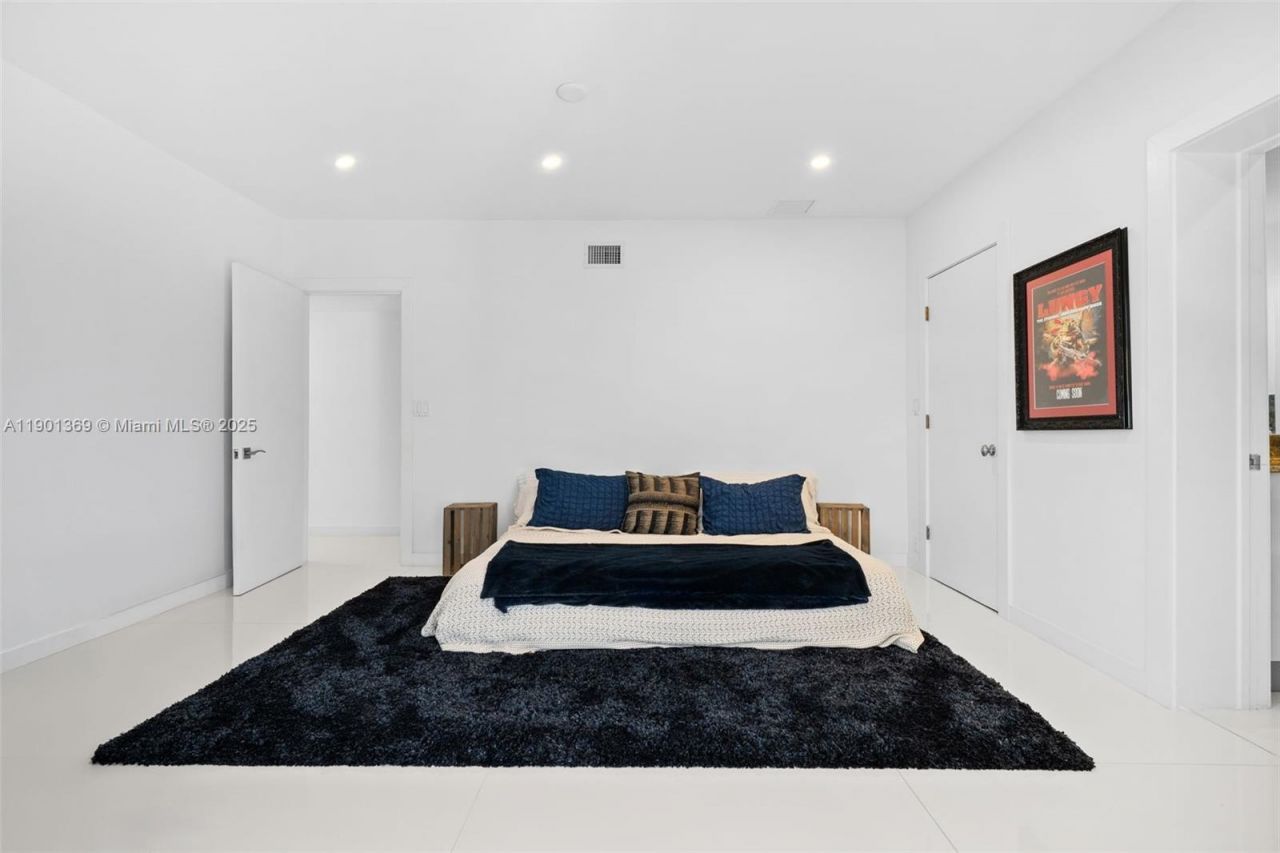 5055 N Bay Rd, Miami Beach, FL 33140 Photo