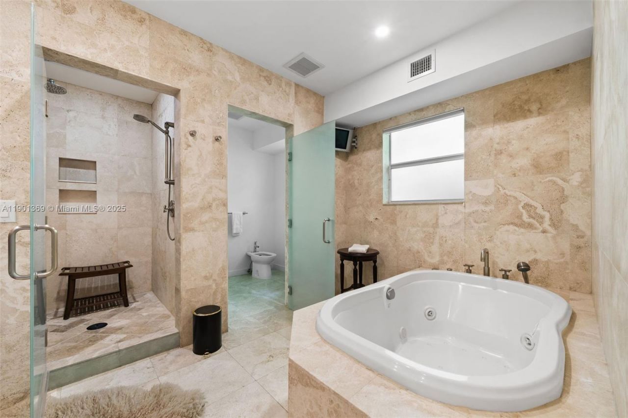 5055 N Bay Rd, Miami Beach, FL 33140 Photo