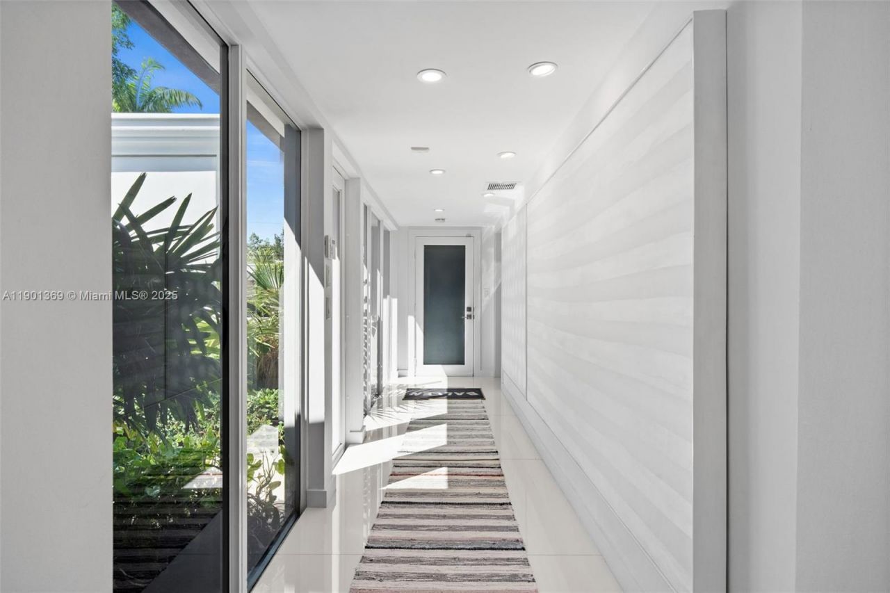 5055 N Bay Rd, Miami Beach, FL 33140 Photo