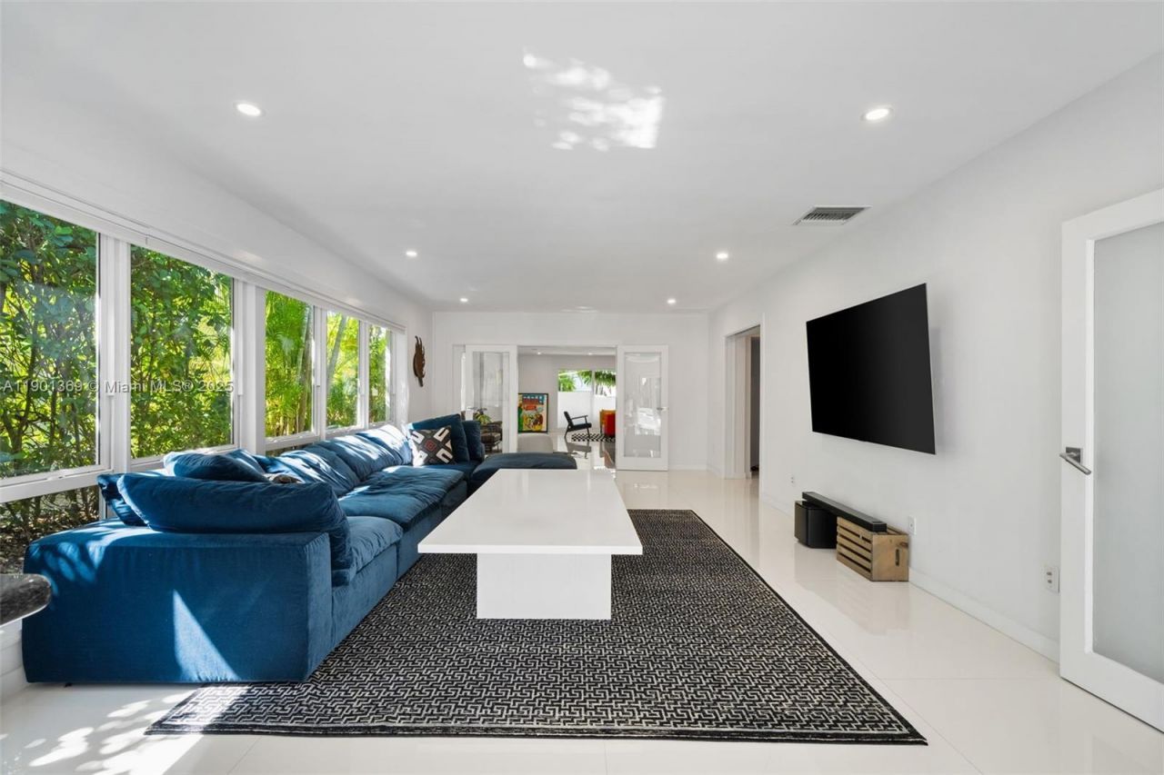 5055 N Bay Rd, Miami Beach, FL 33140 Photo