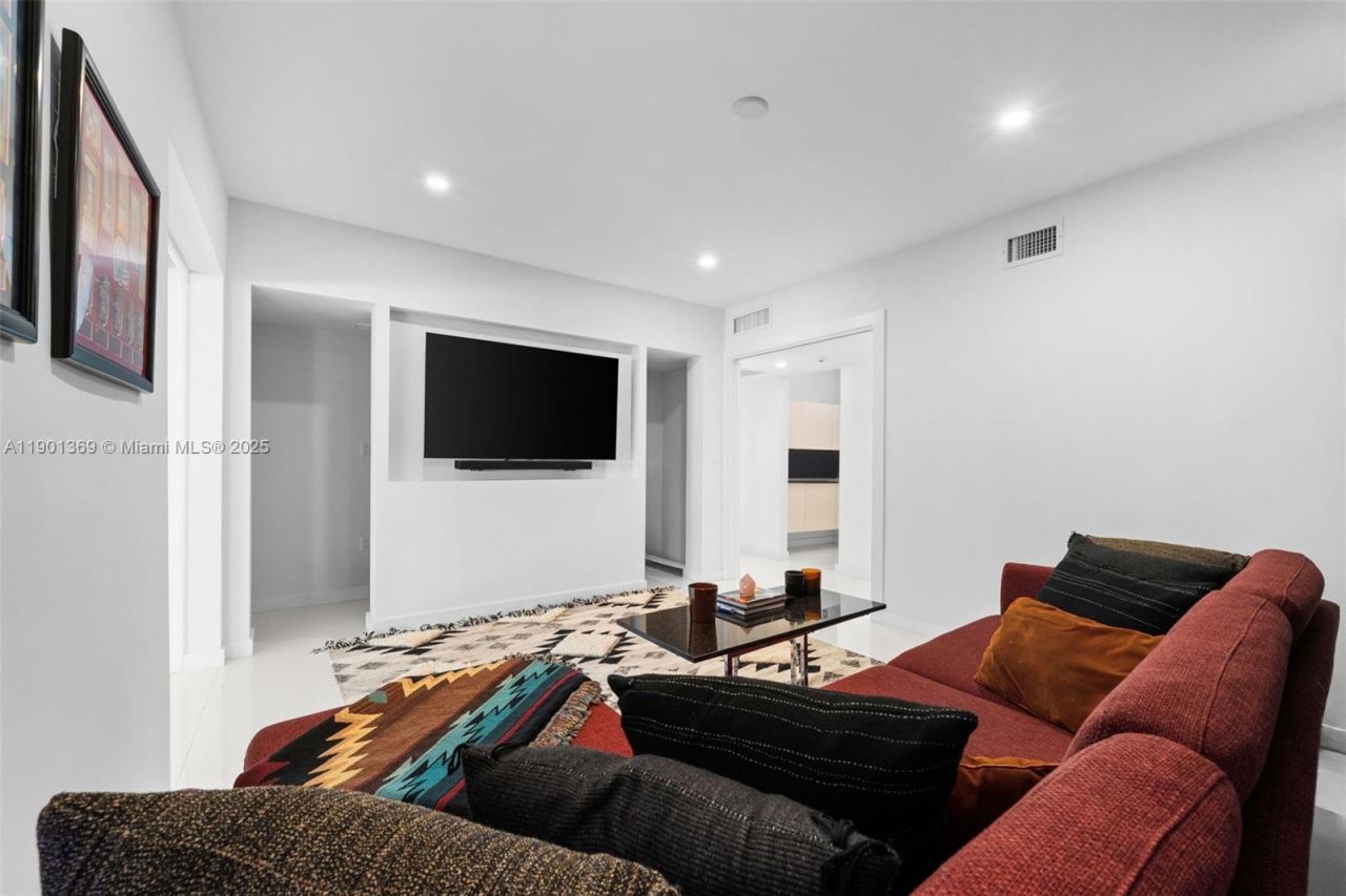 5055 N Bay Rd, Miami Beach, FL 33140 Photo