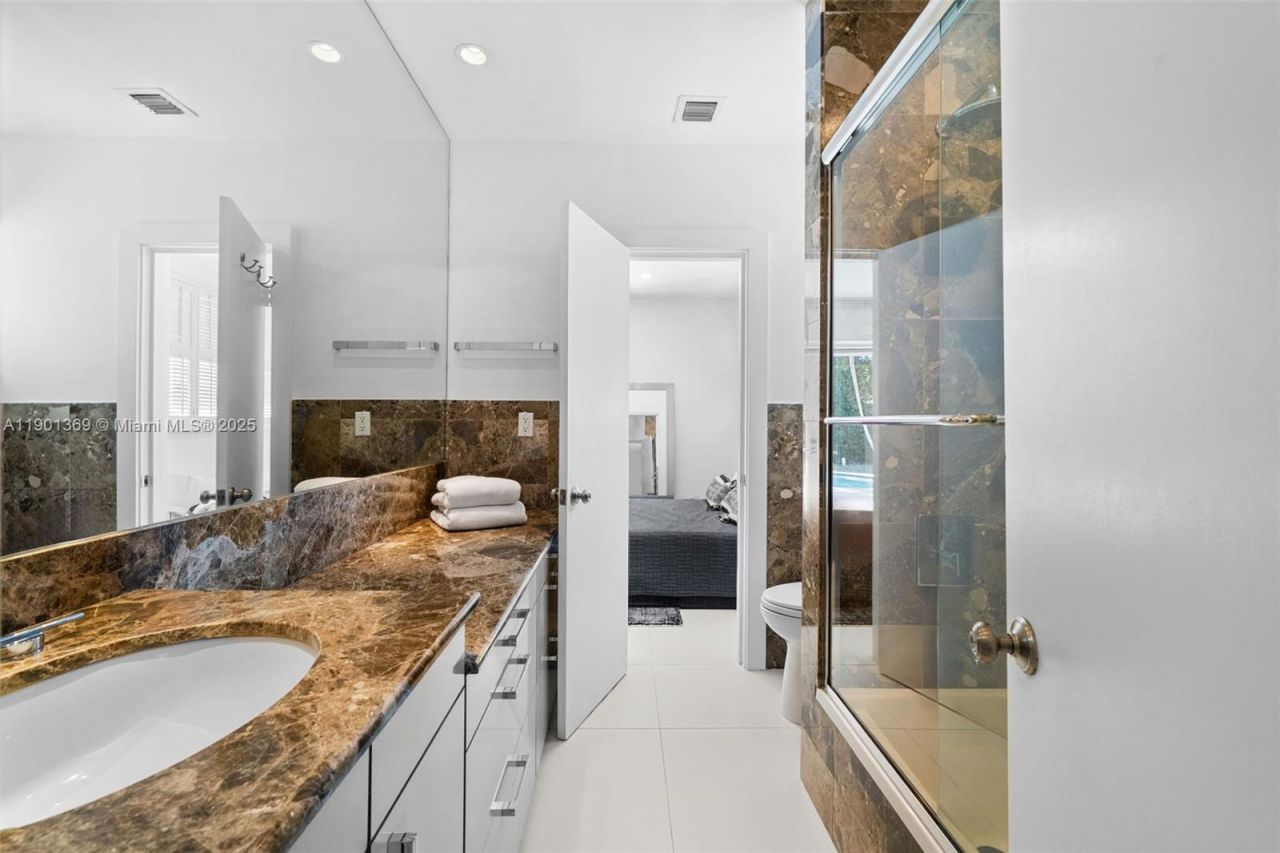 5055 N Bay Rd, Miami Beach, FL 33140 Photo