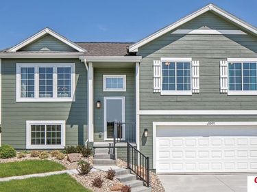 10559 Portage Drive, Papillion, NE 68046