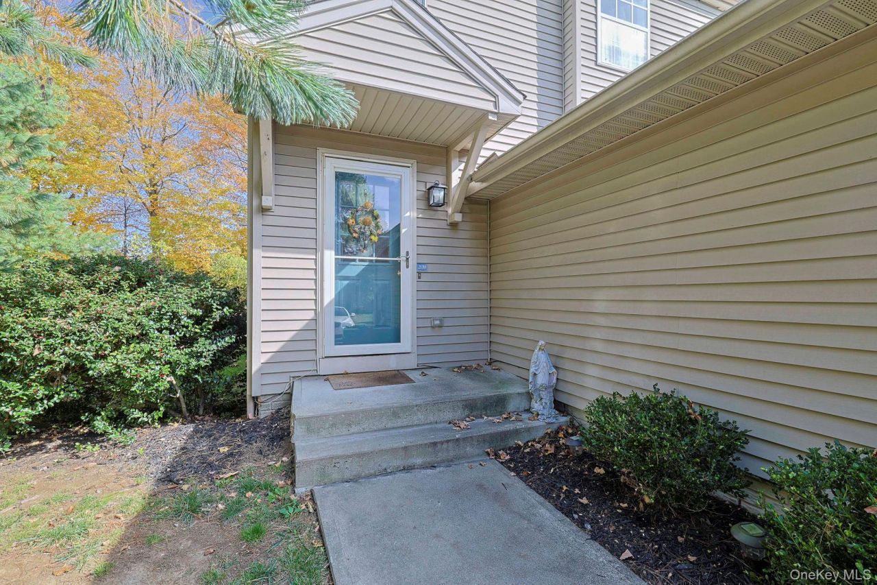 209 Crestwood Court, Fishkill, NY 12524 Main Photo